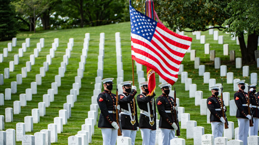 soldiers saluting with the USA flag